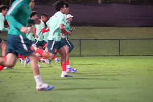 马不停蹄！中国队抵达悉尼后开启首训 张玉宁、杨希接受媒体采访