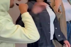 这小两口库里假扮发型师给阿耶莎梳头，结果光速露馅！