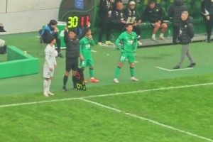 工体常规项目！实拍：申花换人时国安球迷口号整齐划一