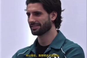 这什么玩意！当索博看到自己的雕像时，脸上的笑容瞬间消失