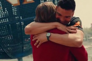 皇马典礼中场重聚！卡塞米罗送魔笛巴西队10号球衣，太好哭了