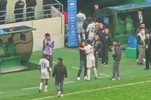 网友实拍：旧将高天意赛后拥抱国安工作人员，但未向工体球迷谢场