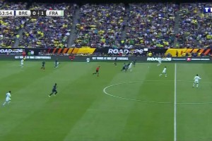 十人法国2-0领先巴西！奥利塞送助攻，埃基蒂克单刀破门