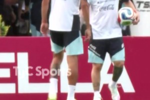 震惊！梅西在训练中犯错，被两位保镖“教育”