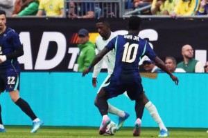 含金量！金球先生登贝莱戏耍维尼修斯