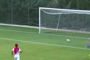 一以贯之！年轻的姆巴佩进球后模仿C罗的庆祝动作！