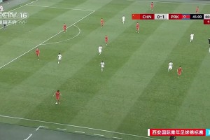 被压着打！国足U23球员自己摔出场外丢失球权