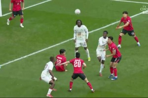 韩国3球落后！杨贤俊逆天解围乌龙助攻！戈多门前打门笑纳大礼！