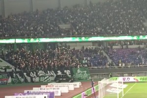 比赛第9分钟黄龙体育场内球迷亮起闪光灯，悼念去年离世的布彭扎